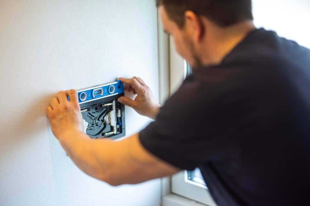Lokal VVS installatør laver renovering af toilet
