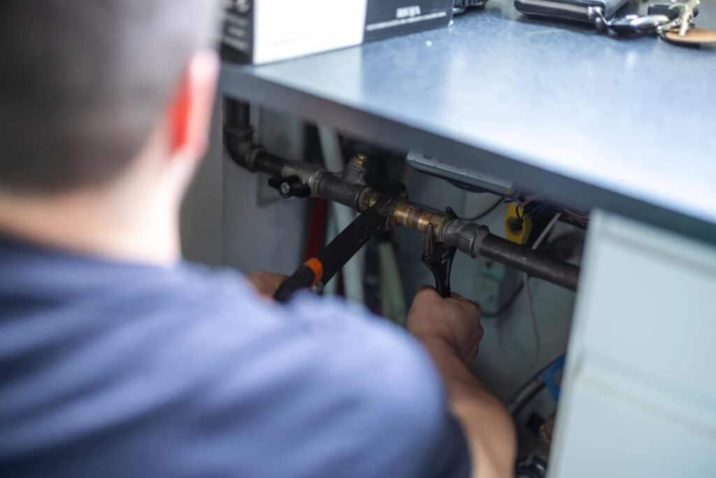 VVS montør laver renovering af gulvvarme via varmesystemer
