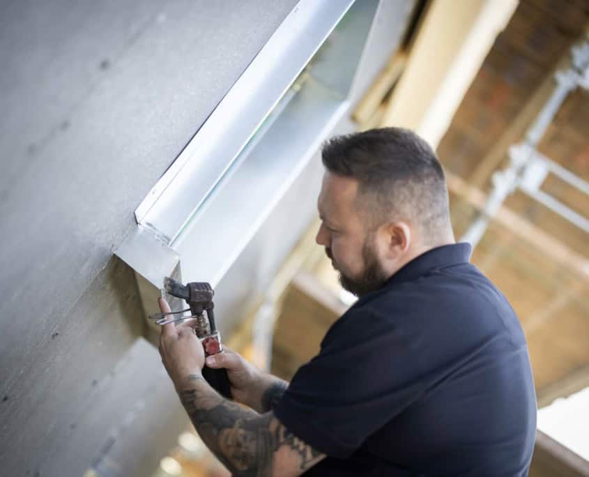 Blikkenslager udfører blikarbejde